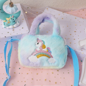 Détail du sac en peluche licorne avec broderie arc-en-ciel et fausse fourrure douce