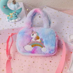 Détail du sac licorne en peluche arc-en-ciel avec fourrure douce et sangle rose