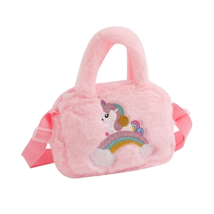Broderie détaillée d'une licorne sur un arc-en-ciel sur un sac à main en peluche rose