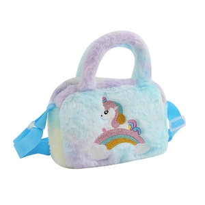 Détail du sac bandoulière licorne arc-en-ciel en peluche avec broderie fine et fourrure