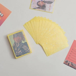 Détail macro de protège-cartes laser jaunes à motifs de cœurs et effet scintillant