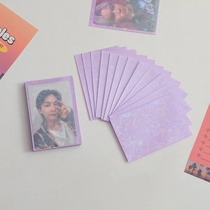 Détail de protège-cartes violets à cœurs laser avec effet iridescent pour photocards