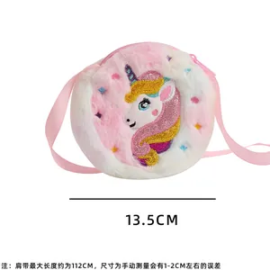 Détail du sac licorne en peluche montrant le diamètre de 13,5 cm et la sangle rose