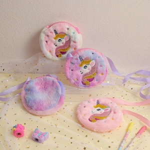 Détail du sac bandoulière licorne en peluche avec broderie fine et corne scintillante