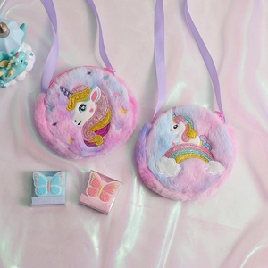 Vue détaillée des sacs licorne en peluche brodée avec bandoulières sur tissu satiné