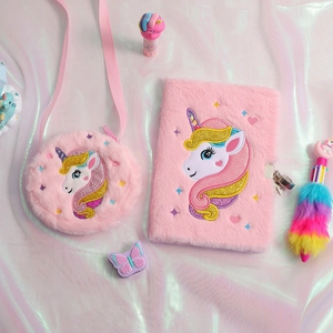 Détail d'un carnet licorne en peluche rose avec serrure et petit sac à bandoulière