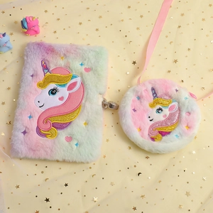 Détail d'un carnet en peluche licorne avec cadenas en métal et petit porte-monnaie