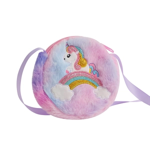 Détail de la broderie licorne et arc-en-ciel brillante sur le sac en peluche dégradé