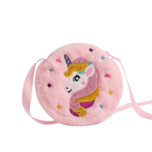 Détail du sac à bandoulière licorne en peluche rose avec broderie colorée pour enfants