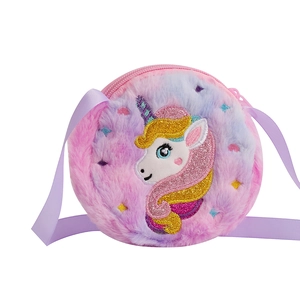 Détail de la broderie licorne sur le sac à bandoulière rond en peluche rose douce