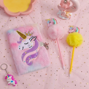 Dettaglio del taccuino di peluche unicorno con penne morbide e sfondo stellato rosa
