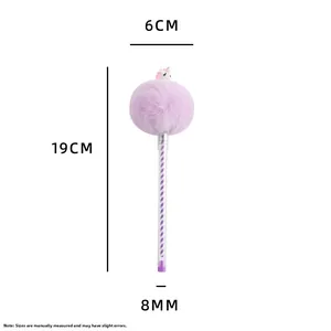 Détail du stylo licorne en peluche montrant les dimensions de 19 cm et du pompon