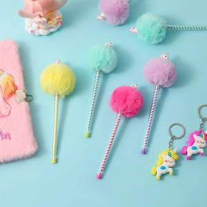 Détails de l'ensemble papeterie licorne avec stylos à pompon et carnet en peluche