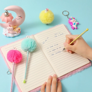 Carnet en peluche licorne rose et ensemble de stylos à pompon sur fond vert menthe