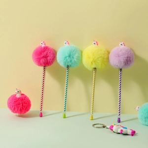 Lot de quatre stylos licorne à pompon coloré avec porte-clés assortis pour cadeaux filles