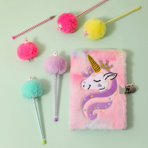 Détail d'un carnet licorne en peluche avec stylos à pompons colorés et verrou en métal