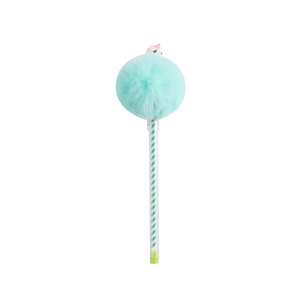 Détail d'un stylo licorne en peluche vert menthe avec corps en spirale et pompon doux