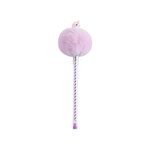 Détail d'un stylo licorne en peluche avec pompon violet et corps rayé pour écolières