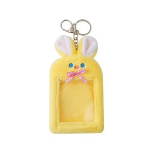 Détail du porte-carte lapin en peluche jaune avec nœud rose à carreaux et anneau