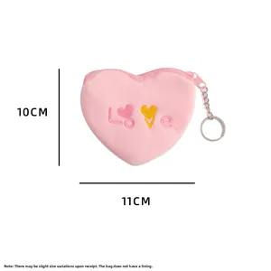 Vue détaillée du porte-monnaie coeur rose en peluche avec broderie Love et porte-clés