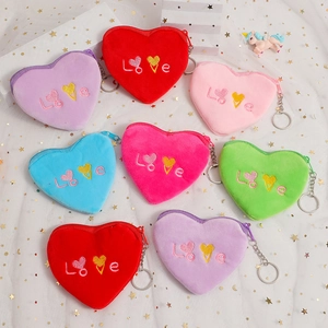 Gros plan de porte-monnaie cœur en peluche colorée avec broderie Love et porte-clés métal