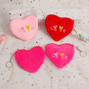 Vue détaillée de quatre porte-monnaie cœur en peluche avec broderie Love colorée