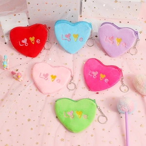 Porte-monnaie cœur en peluche avec broderie Love en six couleurs sur fond de dentelle rose