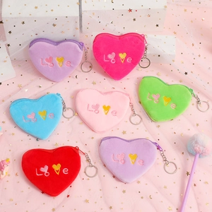 Vue détaillée de porte-monnaie en peluche en forme de cœur avec broderie Love et porte-clés