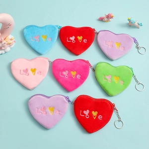 Vue à plat de porte-monnaie en peluche en forme de cœur avec broderie Love colorée