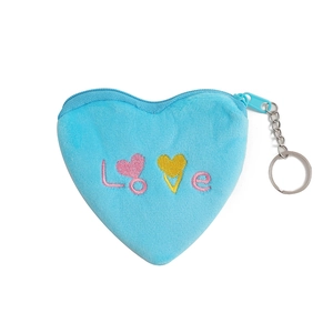 Détail du porte-monnaie cœur bleu clair en peluche avec broderie LOVE et porte-clés