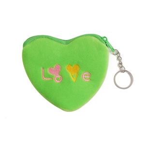 Broderie détaillée du texte LOVE coloré sur le porte-monnaie en peluche vert en cœur