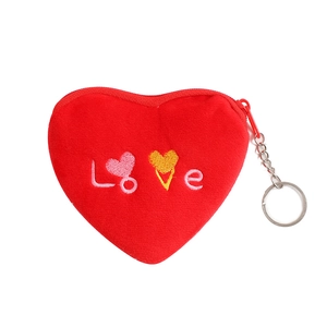 Vue détaillée du porte-monnaie cœur en peluche rouge avec broderie Love et porte-clés