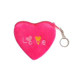 Détail du porte-monnaie cœur en peluche rose avec broderie Love et porte-clés doré