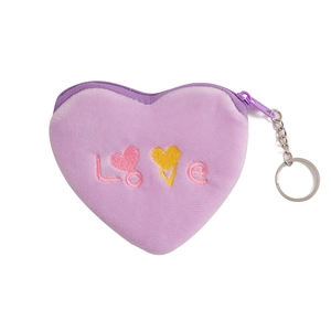 Détail du porte-monnaie cœur en peluche violette avec broderie LOVE et porte-clés métal