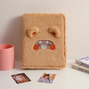 Détail du classeur de cartes A5 en peluche brune avec visage de chiot brodé mignon