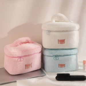 Trousses à maquillage en peluche rose, blanche et bleue avec poignée et zip en métal
