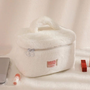 Détail de la trousse de toilette en peluche blanche douce avec double fermeture