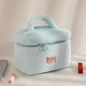 Trousse à maquillage en fausse fourrure bleu clair avec double zip et poignée supérieure