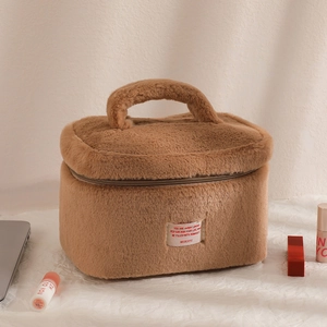 Vue détaillée de la trousse de maquillage en peluche marron avec fausse fourrure douce