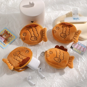 Detail der Plüsch-Taiyaki-Münztasche mit Kopfhörer-Aufbewahrung auf weißem Hintergrund