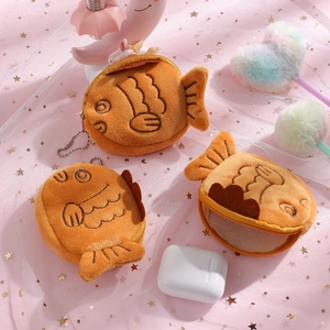 Detailansicht der Plüsch-Taiyaki-Tasche mit Reißverschluss und Perlenkette für Kopfhörer