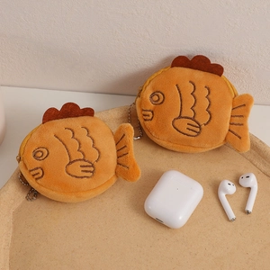 Detail der Plüsch-Cartoon-Fisch-Geldbörse mit orangefarbenem Stoff und Kopfhörerfach