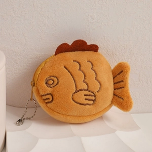 Detail der süßen Fischform-Plüschbörse mit Stickerei und Metall-Reißverschluss