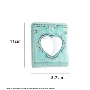 Dettaglio della finestra a cuore sul porta fotocard blu con dimensioni e capacità totale