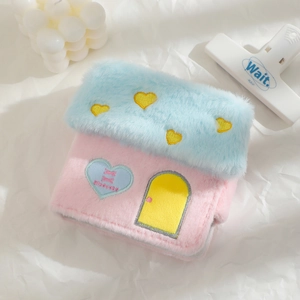 Détail du classeur pour cartes en peluche en forme de maison avec broderie en cœur