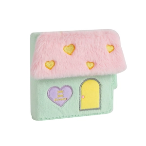Vue détaillée d'un album photo en peluche en forme de maison avec broderie de coeurs