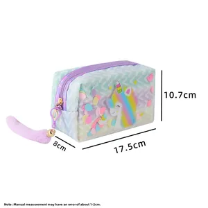 Detailansicht der Regenbogen-Einhorn-Federmappe mit Maßen 17,5x10,7x8cm und Plüschschwanz