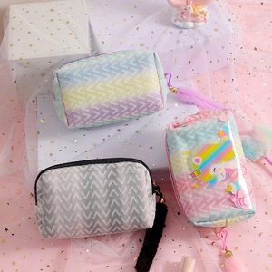Astuccio unicorno con paillettes luccicanti, ciondolo in pelliccia e trama arcobaleno