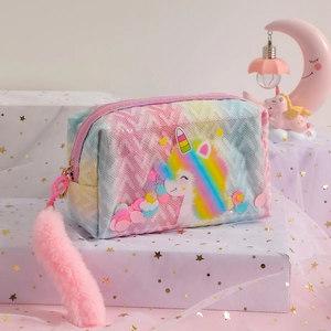 Dettaglio della pochette unicorno arcobaleno con ciondolo a coda di peluche rosa