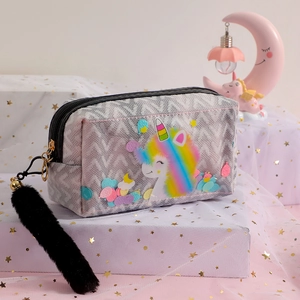 Dettaglio dell'astuccio unicorno con criniera arcobaleno e portachiavi in pelliccia nera